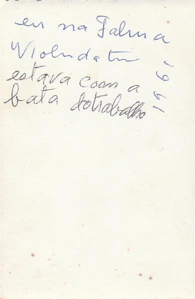 <span><p>Com a bata do trabalho</p></span>