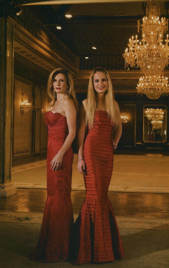 <span><p>Reportagem de Maria Teresa d❜Arriaga de Tavares Vald�z de Magalh�es com as filhas no Teatro Nacional de S�o Carlos, na Revista Caras (2008)</p></span>