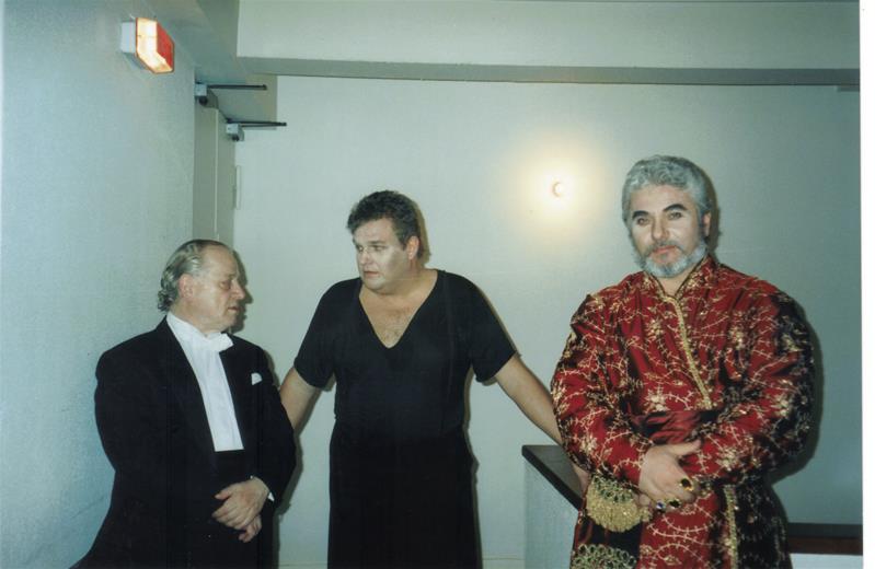 <span><p>Dois cantores e o maestro nos bastidores</p></span>