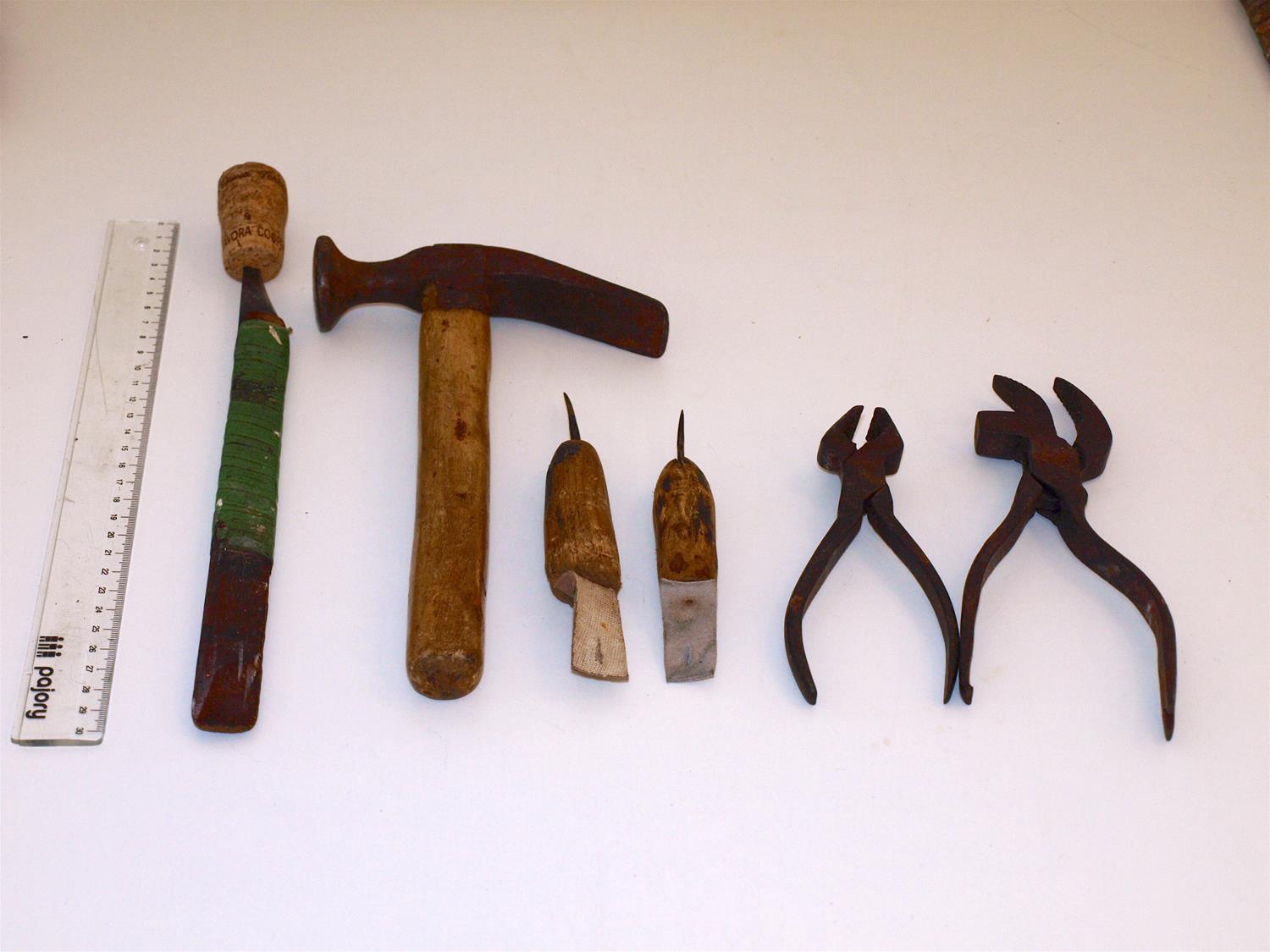 <span><p>Instrumentos usados na montagem do sapato</p></span>