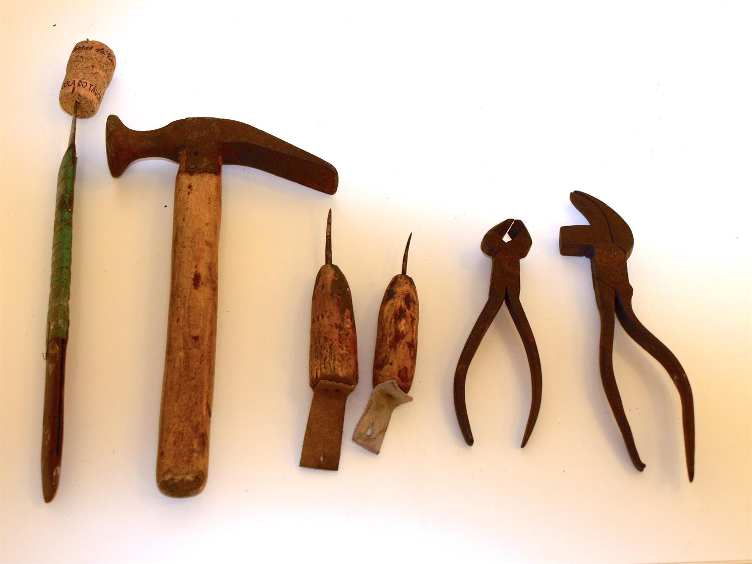 <span><p>Instrumentos usados na montagem do sapato</p></span>