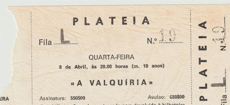 <span><p>Programas de sala da grande produ��o “Der Ring des Nibelungen ? Die Walk�re / O anel do Nibelungo ? A Valqu�ria ”, que corresponde � primeira parte. Inclui um bilhete da r�cita de 12 de mar�o de 1976 no TNSC para plateia (fila E, n.�12) ? 20h e um bilhete da r�cita de 8 de abril de 1976? s.l para plateia (fila L, n.�19) ? 20h.</p></span>