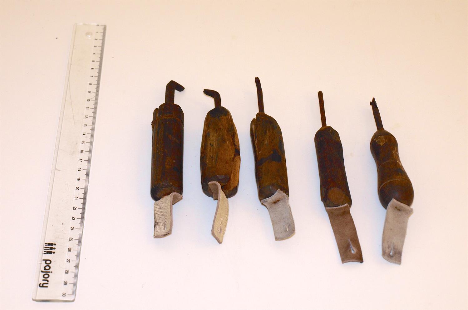 <span><p>Instrumentos usados na fase do acabamento das solas (cal�ado)</p></span>