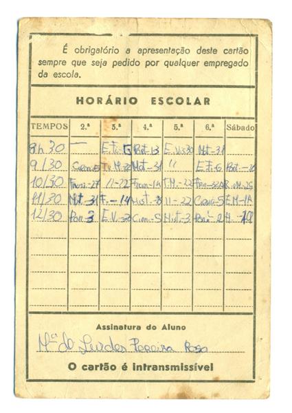 <span><p>Bilhete de identidade de aluno da Escola Preparat�ria Marquesa de Alorna da aluna Maria de Lurdes Rosa, sem fotografia. Na frente do bilhete de identidade � poss�vel ler o nome da aluna Maria de Lurdes P. Rosa, o nome da Escola Preparat�ria Marquesa de Alorna e o carimbo da mesma, e tamb�m o ano lectivo que data este bilhete de 1975/76. � poss�vel observar o n�mero da aluna, 759, da turma 2.�12.� (correspondia ao 6.� ano hoje). Verso com o hor�rio escolar e assinatura da aluna.</p></span>