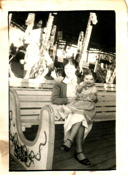 <span><p>Helo�sa Cid com a m�e na antiga feira popular</p></span>