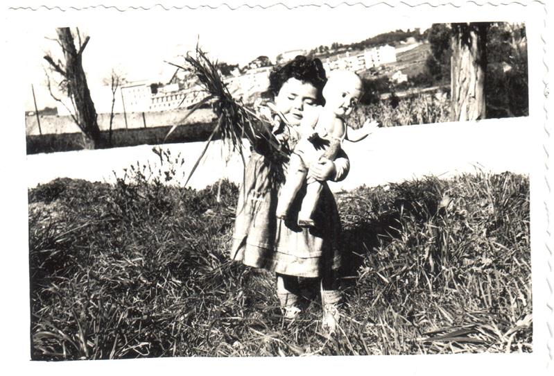 <span><p>Helo�sa Cid com o boneco Jorge</p></span>