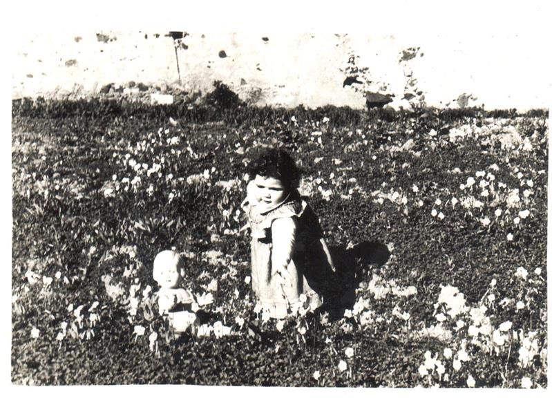 <span><p>Helo�sa Cid com o seu boneco Jorge</p></span>