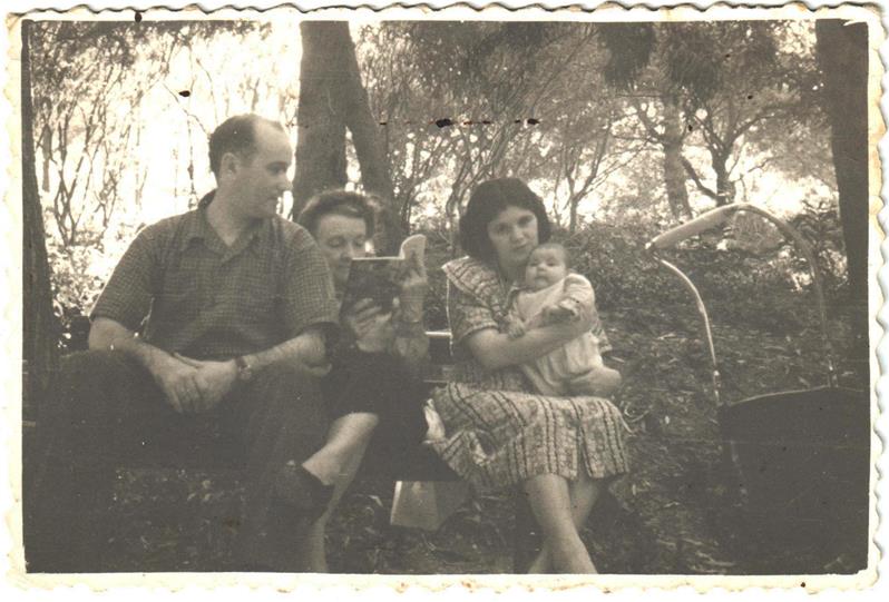 <span><p>Helo�sa Cid com os pais e a av� no Parque Eduardo VII</p></span>