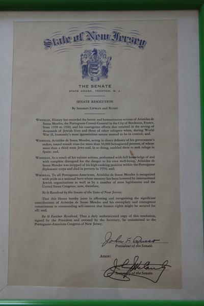 <span><p>Resolu��o do Senado do Estado de New Jersey que reconhece o papel de Aristides de Sousa Mendes na concess�o de vistos em Bord�us que permitiram a fuga de milhares de pessoas aos ataques e repress�o nazis. A resolu��o foi proposta pelos senadores Lipman e Russo.</p></span>