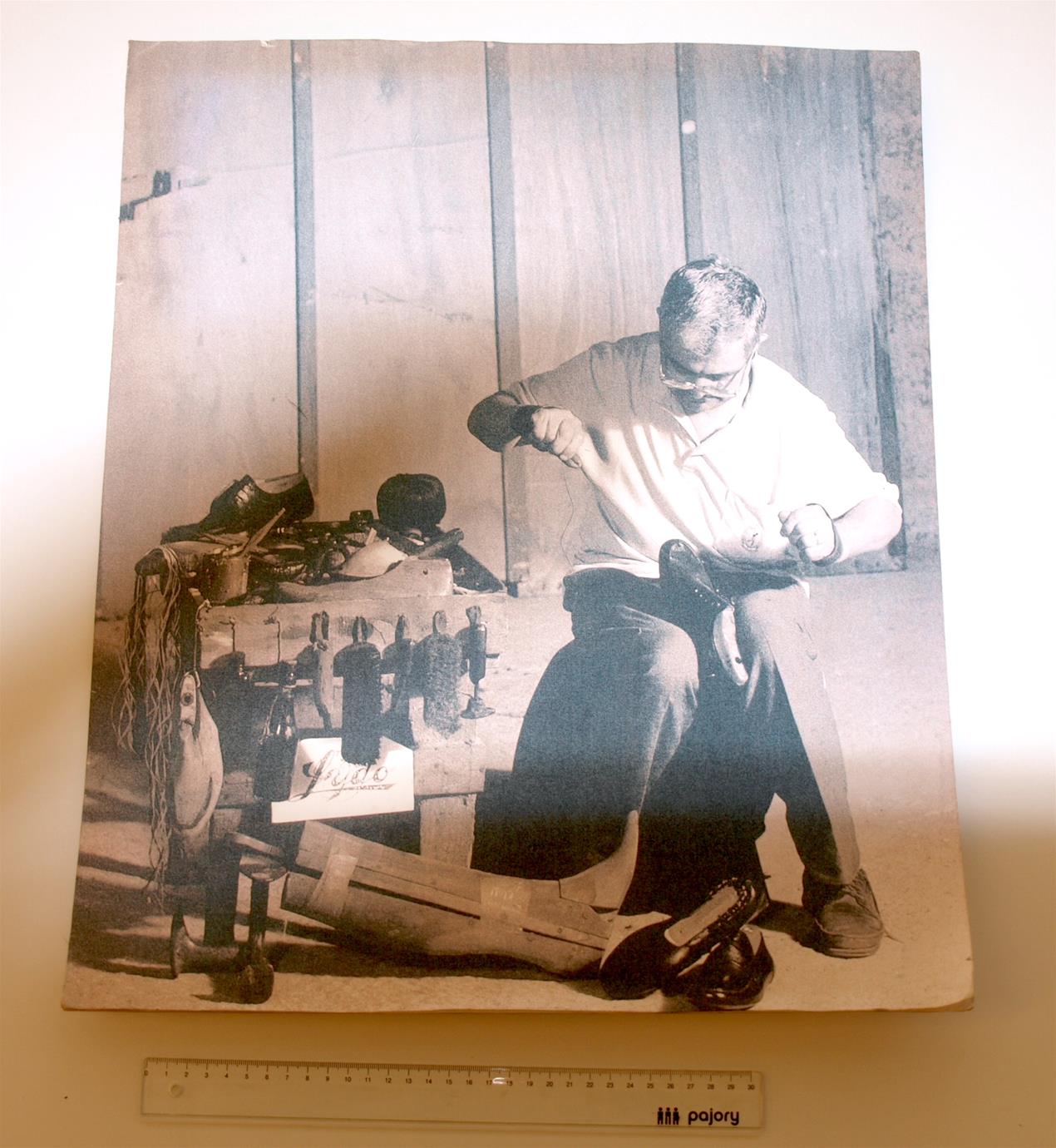 <span><p>"Sapateiro no Of�cio"</p></span>