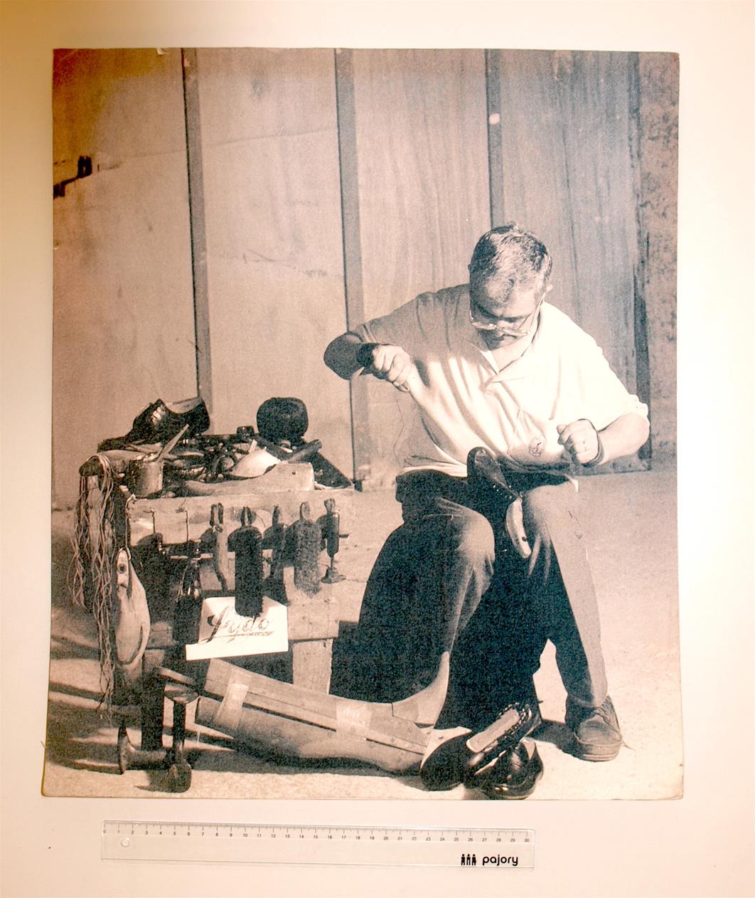 <span><p>"Sapateiro no Of�cio"</p></span>