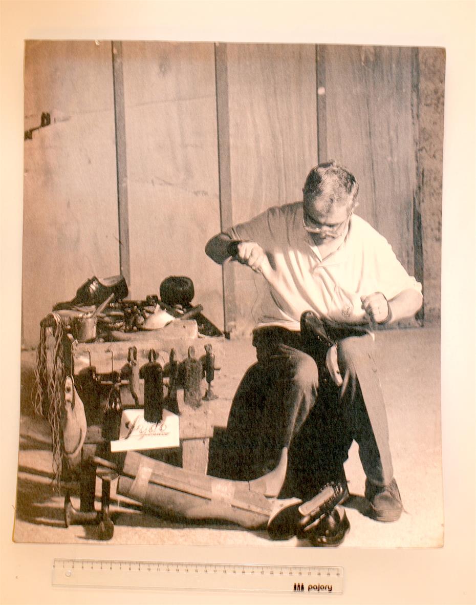 <span><p>"Sapateiro no Of�cio"</p></span>