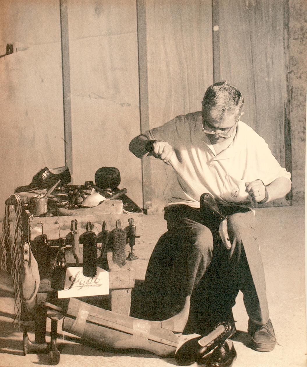 <span><p>"Sapateiro no Of�cio"</p></span>