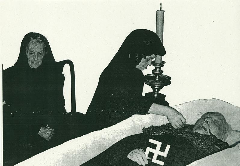 <span><p>Edi��o dos relat�rios da PIDE relativamente aos sectores potencialmente perigosos, no qual os banc�rios apareciam muito referenciados. Nos dia 9 de Abril, a 15 dias da Revolu��o o sindicato dos banc�rios promove uma reuni�o, no Clube art�stico de Torres Vedras. A reuni�o foi proibida e o controlo policial era t�o intenso que detectaram a chegada a esta cidade de 12 indiv�duos, provenientes de outras localidades transportados em autom�veis para participarem nessa reuni�o.</p></span>