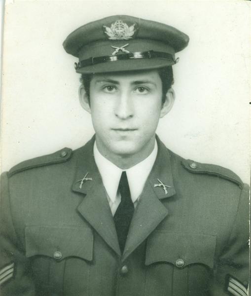 <span><p>Carta de identifica��o militar e fotografia do pr�prio que estava inserida na carta de identifica��o.</p></span>