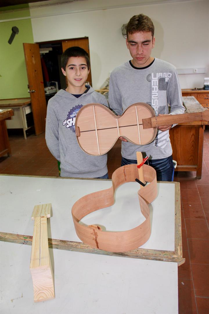 <span><p>Oficina de constru��o da Viola Campani�a</p></span>