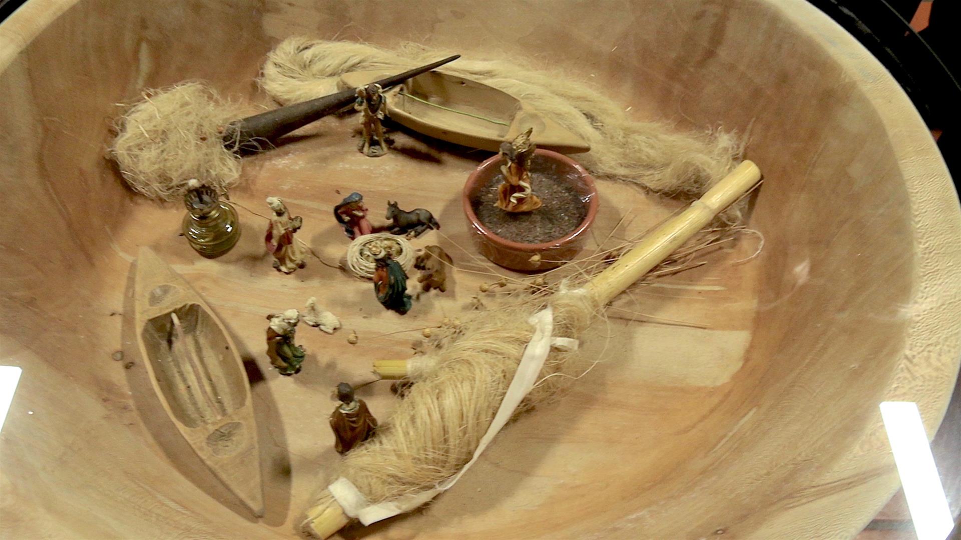 <span><p>Mesa com pres�pio e elementos alusivos ao linho</p></span>