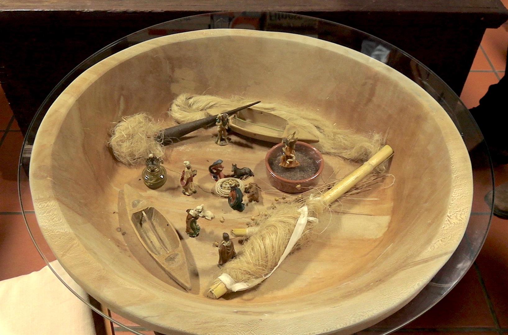 <span><p>Mesa com pres�pio e elementos alusivos ao linho</p></span>