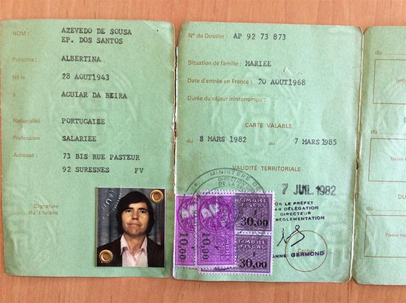 <span><p>Carta de Resid�ncia ? Rep�blica Francesa. Esp�cie de boletim, que se abre em 4 partes, com informa��o relativa a residente em territ�rio franc�s, Albertina dos Santos.</p></span>