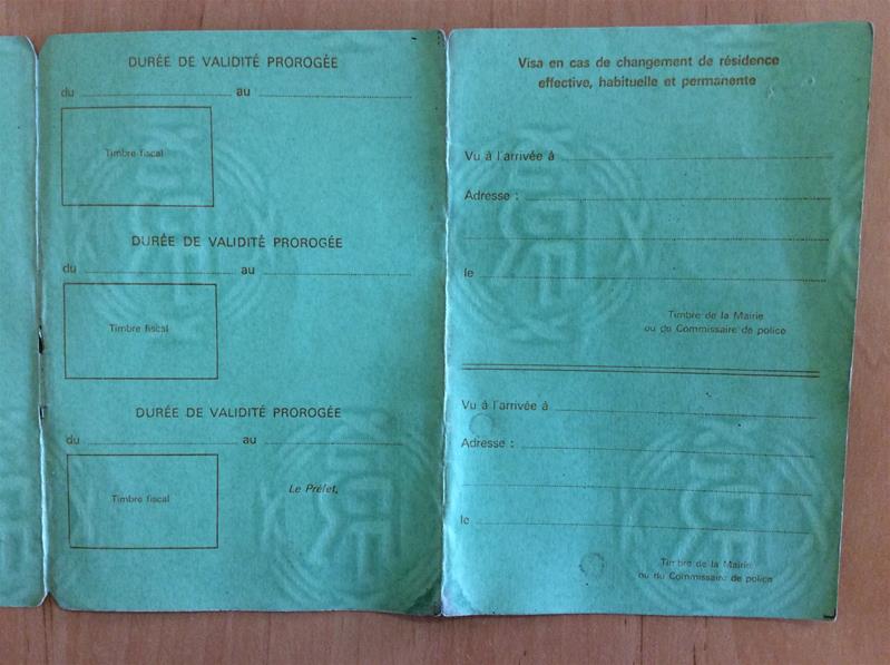 <span><p>Carta de Resid�ncia ? Rep�blica Francesa. Esp�cie de boletim, que se abre em 4 partes, com informa��o relativa a residente em territ�rio franc�s, Albertina dos Santos.</p><p><span>Cr�ditos: Altura - 12,7 cm
Largura - Fechado: 8, 5 cm; Aberto: 35,2 cm</span></p></span>