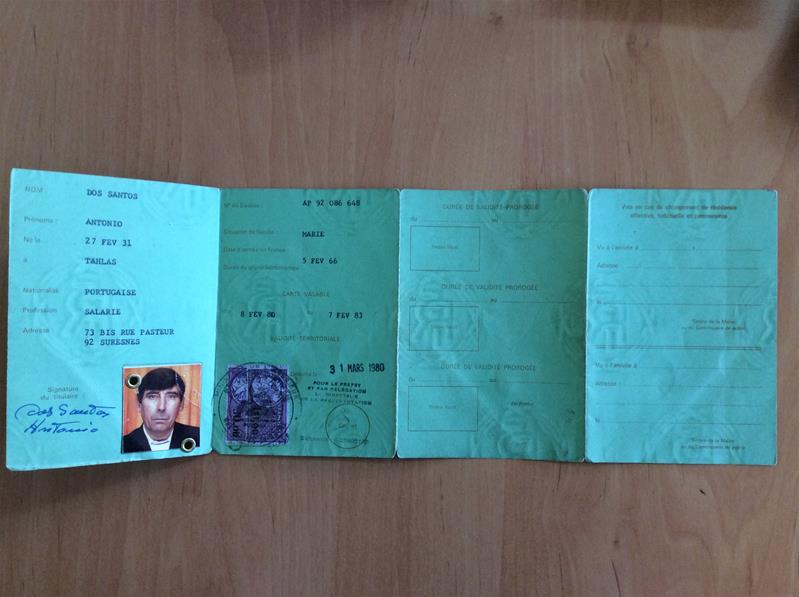 <span><p>Carta de Resid�ncia ? Rep�blica Francesa. Esp�cie de boletim, que se abre em 4 partes, com informa��o relativa a residente em territ�rio franc�s, de Ant�nio dos Santos.</p><p><span>Credits: Altura - 12,7 cm
Largura - Fechado: 8, 5 cm; Aberto: 35,2 cm</span></p></span>