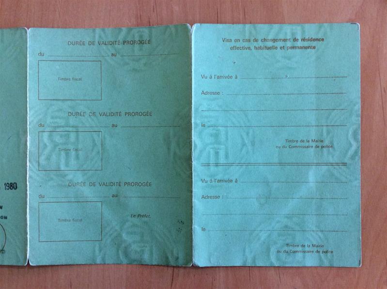 <span><p>Carta de Resid�ncia ? Rep�blica Francesa. Esp�cie de boletim, que se abre em 4 partes, com informa��o relativa a residente em territ�rio franc�s, de Ant�nio dos Santos.</p><p><span>Credits: Altura - 12,7 cm
Largura - Fechado: 8, 5 cm; Aberto: 35,2 cm</span></p></span>