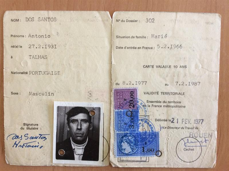 <span><p>Carta de Trabalho para trabalhadores imigrados ? Rep�blica Francesa. Esp�cie de boletim com informa��es relativas a Ant�nio dos Santos.
Data: Carta v�lida entre 1977 e 1987.</p><p><span>Credits: Altura - 12,7 cm
Largura - Fechado: 8,7 cm; Aberto: 17, 5 cm</span></p></span>
