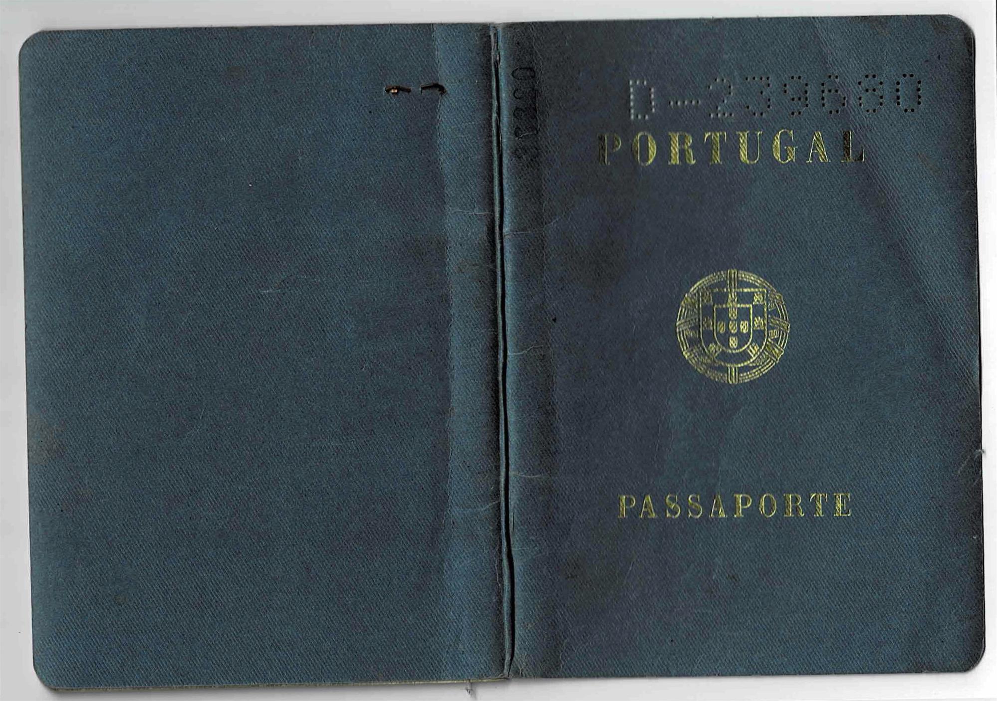 <span><p>Passaporte emitido em Lisboa, pelo Secretariado Nacional da Emigra��o para poder entrar na Alemanha. Emitido a 18 outubro 1972, v�lido at� 17 outubro 1976.</p></span>