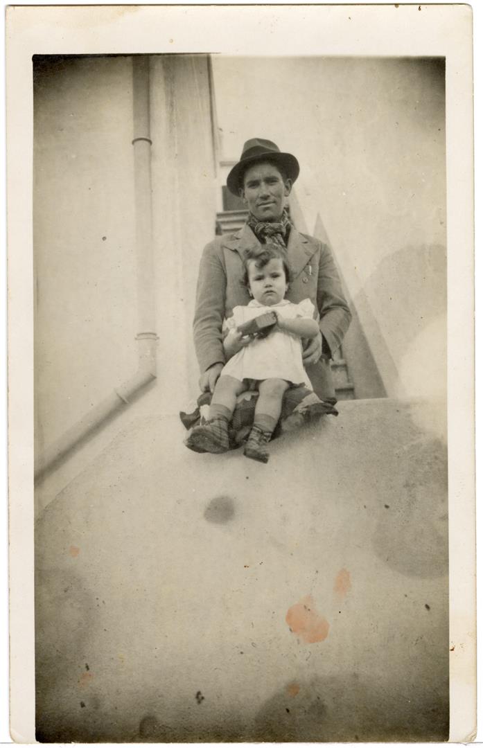 <span><p>Maria Joaquina com o seu pai na d�cada de 1940</p></span>