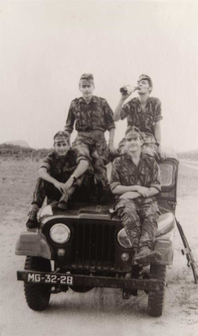 <span><p>Domingos com camaradas, Ma�a, Niassa, Mo�ambique, 1967</p></span>