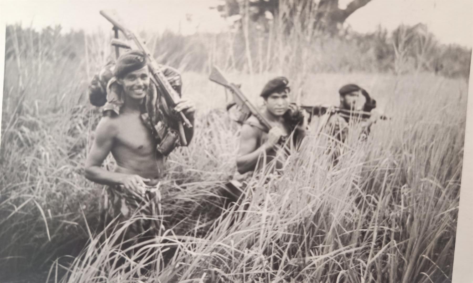 <span><p>Artur e camaradas no "mato", Mo�ambique, 1968</p></span>