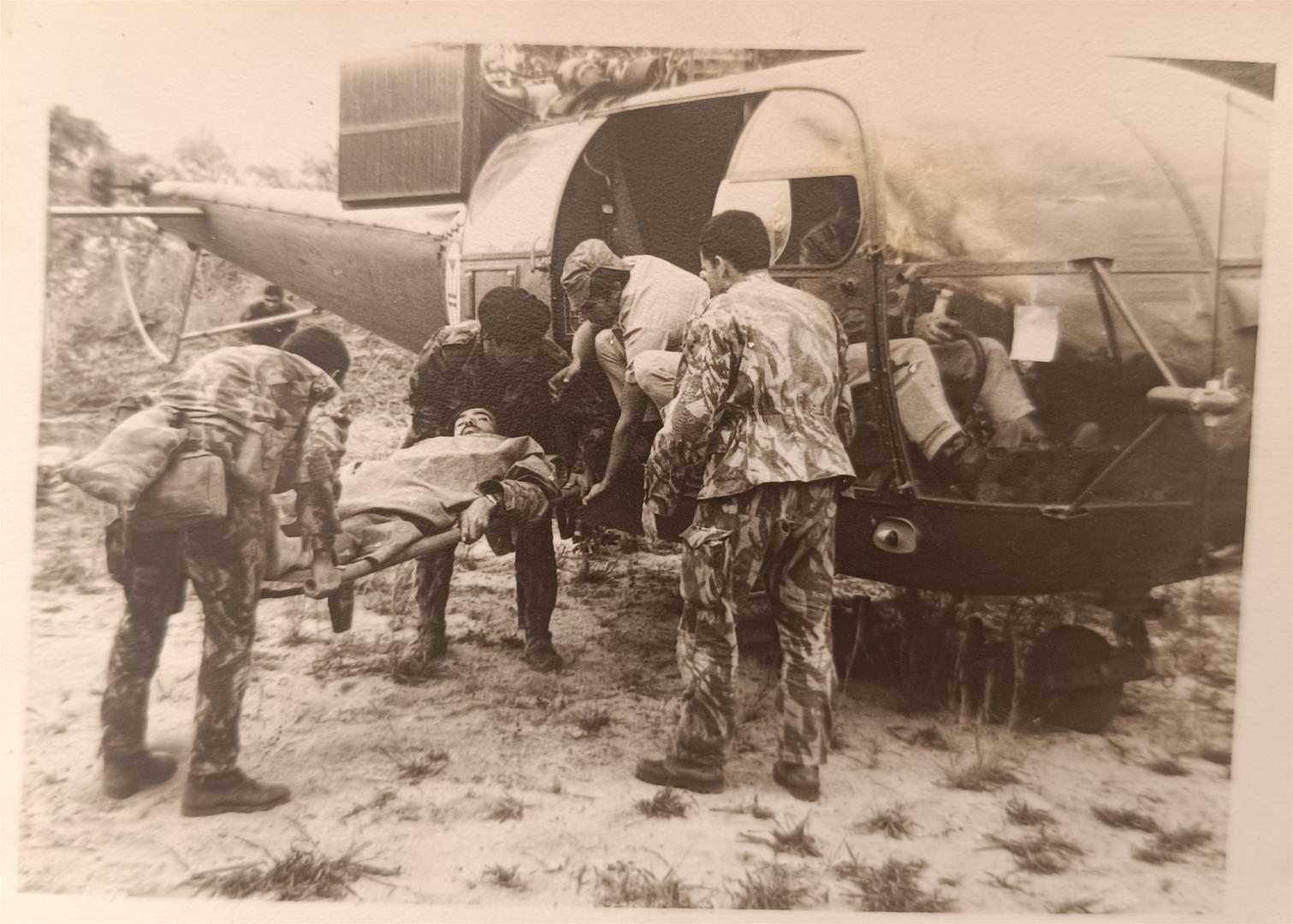 <span><p>Evacua��o de um combatente ferido, Mo�ambique, 1968</p></span>