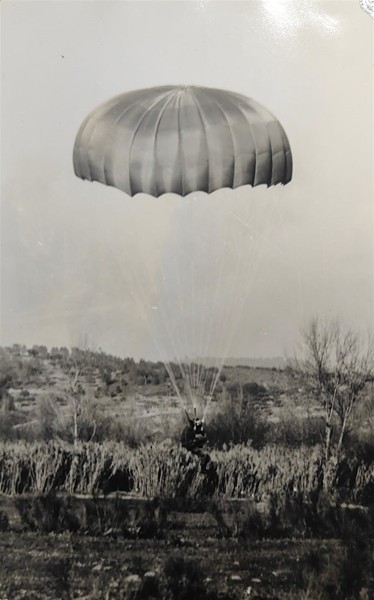 <span><p>Salto de paraquedas, Campo do Arripiado, Tancos, 1969</p></span>