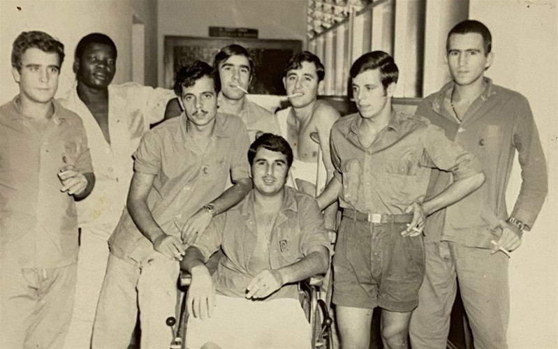 <span><p>Jo�o e camaradas em convalescen�a, Nampula, Mo�ambique, 1969</p></span>