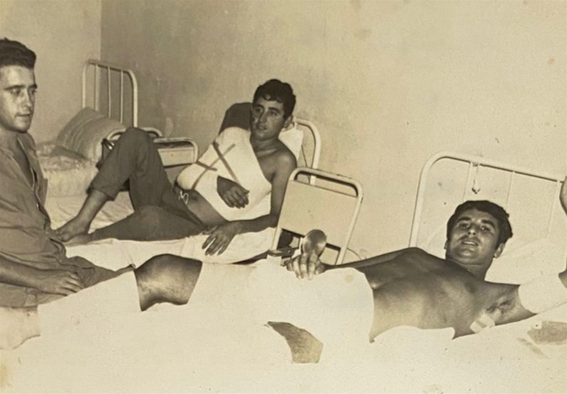 <span><p>Jo�o e camaradas em convalescen�a, Nampula, Mo�ambique, 1969</p></span>
